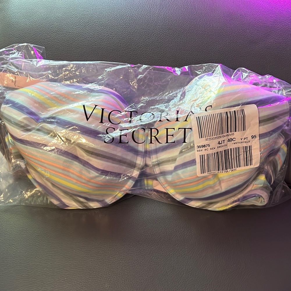 VS Full coverage fit & soft padded “Memory Fit” cup bra w/ delicate lace details